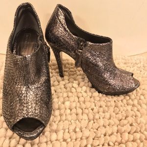 BCBG Silver Snake pattern peep toe shoe, 8.5B